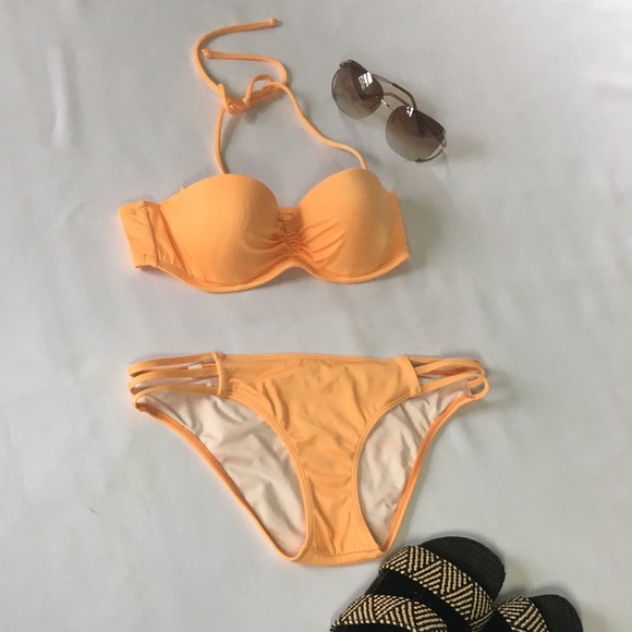 Victoria's Secret Other - 📦 Victoria Secret Halter Bikini Size S/P 32B Top
